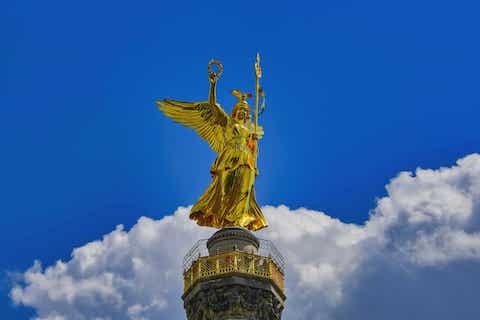Bekrönende Viktoria auf der Siegessäule auf dem Großen Stern im Tiergarten Berlin